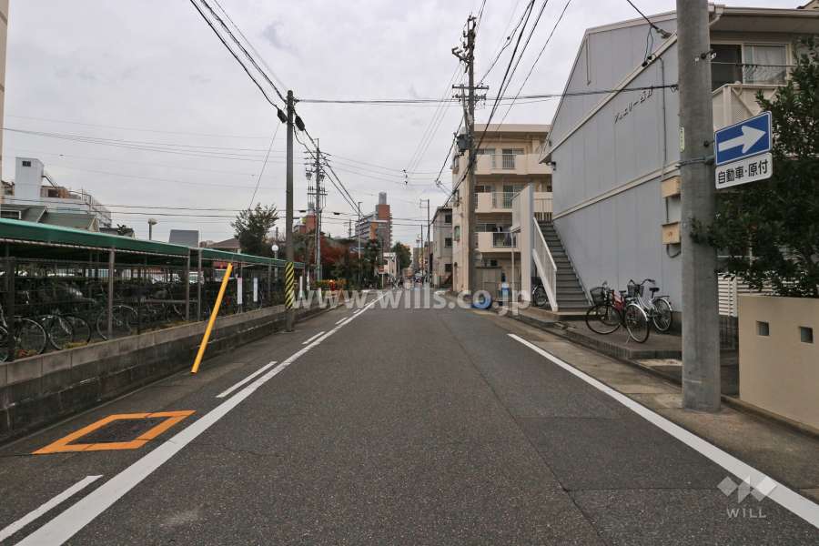 敷地東側の前面道路（南側から）