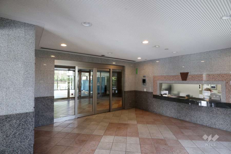 エントランスはオートロック付きです。