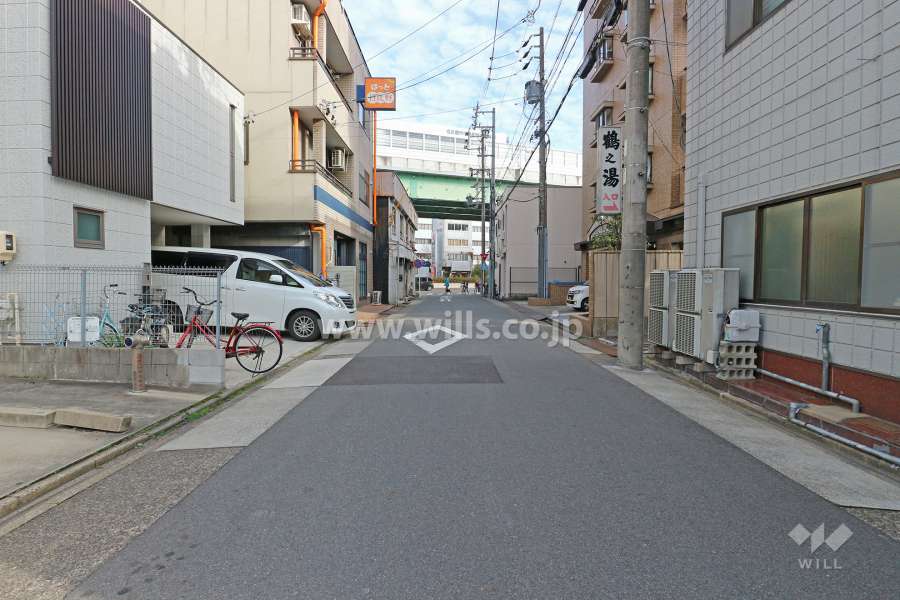 敷地北東側の前面道路。敷地東側約30m付近には三車線の幹線道路と名古屋高速4号東海線が通っています。