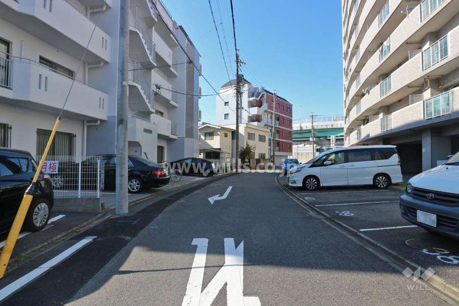 敷地北側の前面道路（東側から）