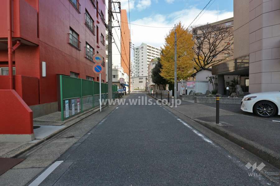 敷地東側の前面道路（南側から)