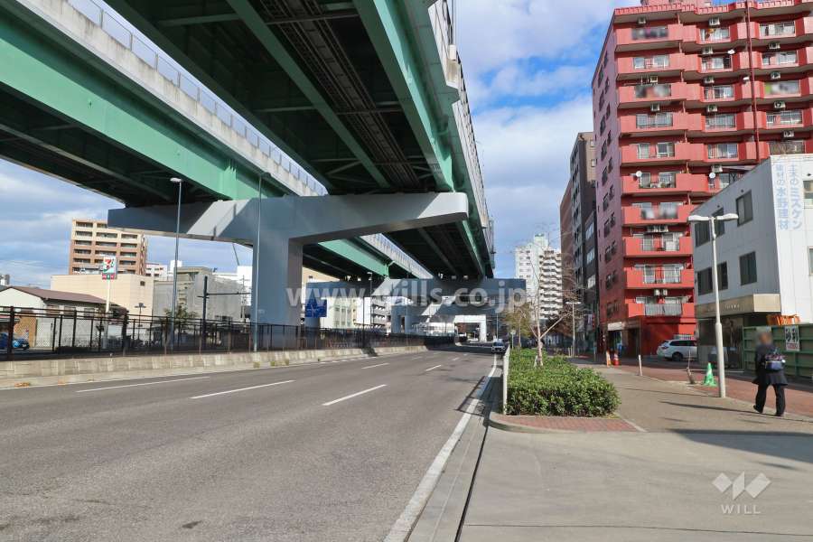 敷地西側は名古屋高速4号東海線に面しています。