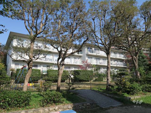 千里山田コーポラスＤ棟-の外観（公園側から）