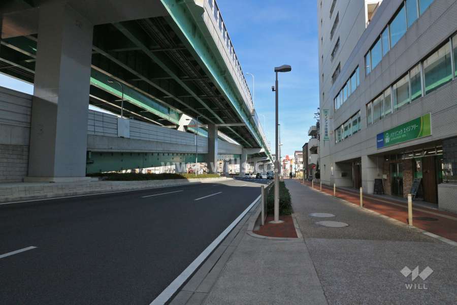 敷地西側は、名古屋高速4号東海線に面しています。