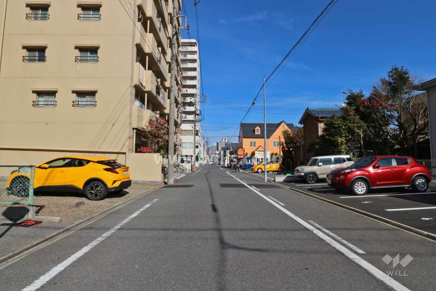 敷地南東側の前面道路（南西側から）