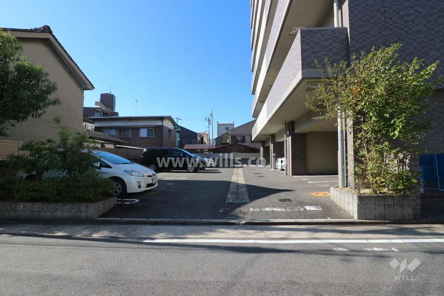 駐車場出入り口・敷地内駐車場（屋内平面式、屋外平面式）