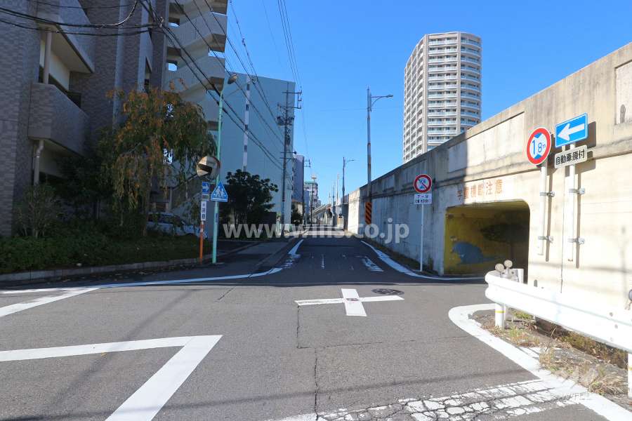 敷地北側の前面道路