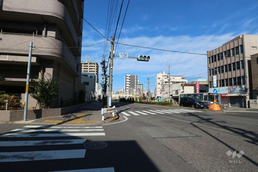 敷地東側は大津通に面しています。