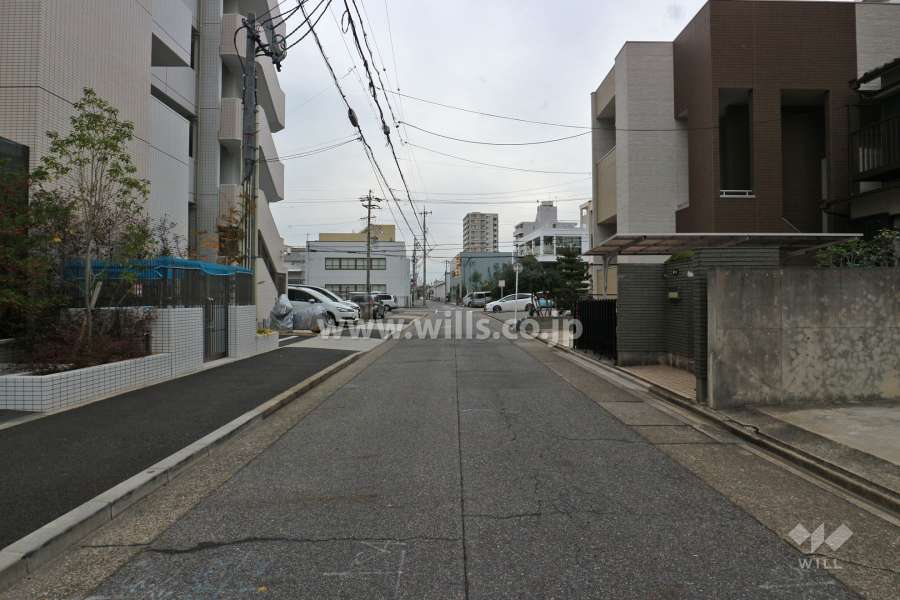 敷地北側の前面道路（東側から）