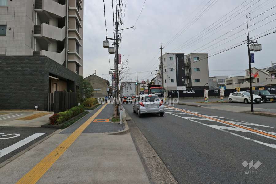 敷地北側の前面道路（東側から）