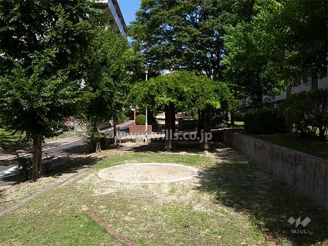 敷地内は植栽スペースが多く設けられ、たいへん緑豊かです。
