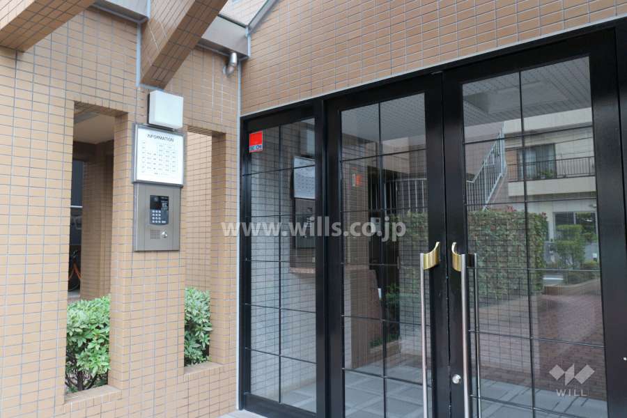 エントランスはオートロック付きです。