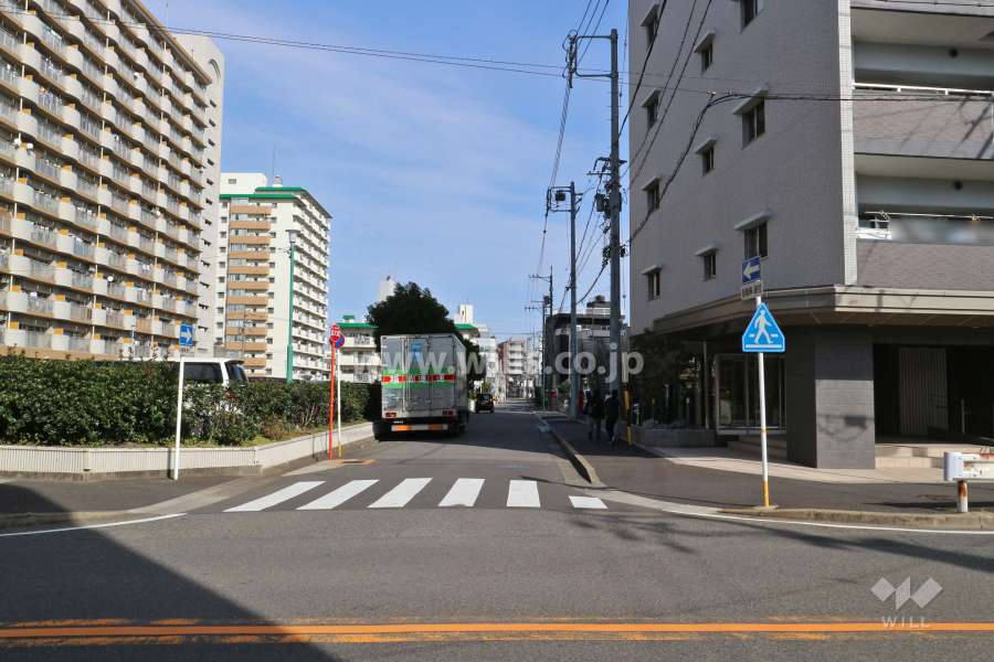 敷地北西側の前面道路（南西側から）