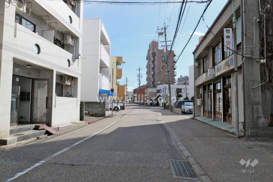 敷地北東側の前面道路