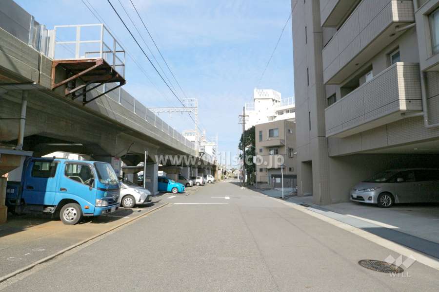 敷地西側の前面道路