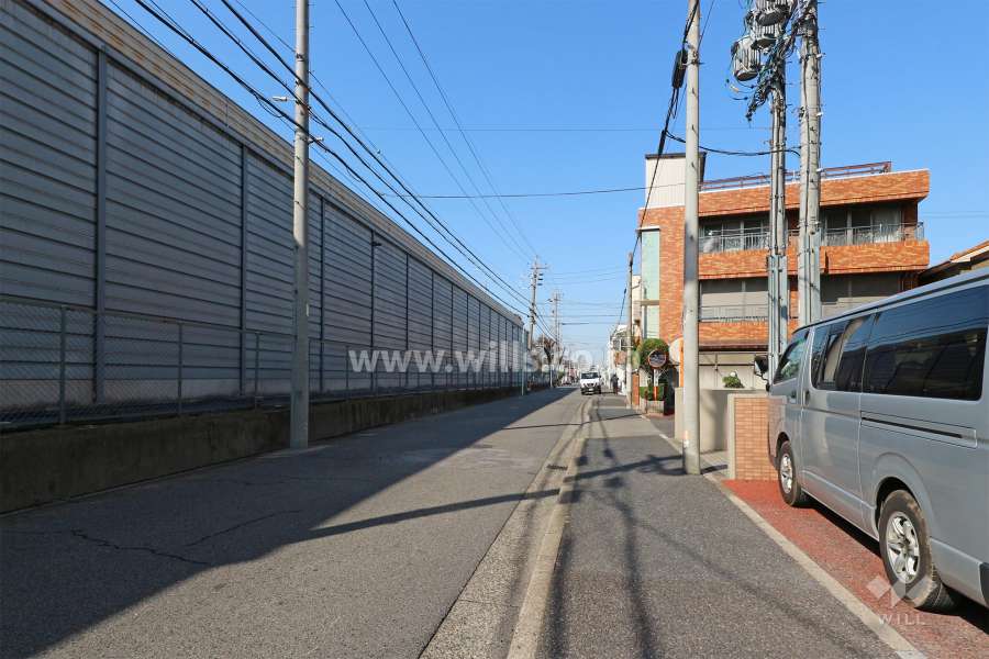 敷地西側の前面道路