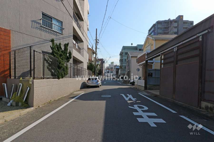 敷地西側の前面道路