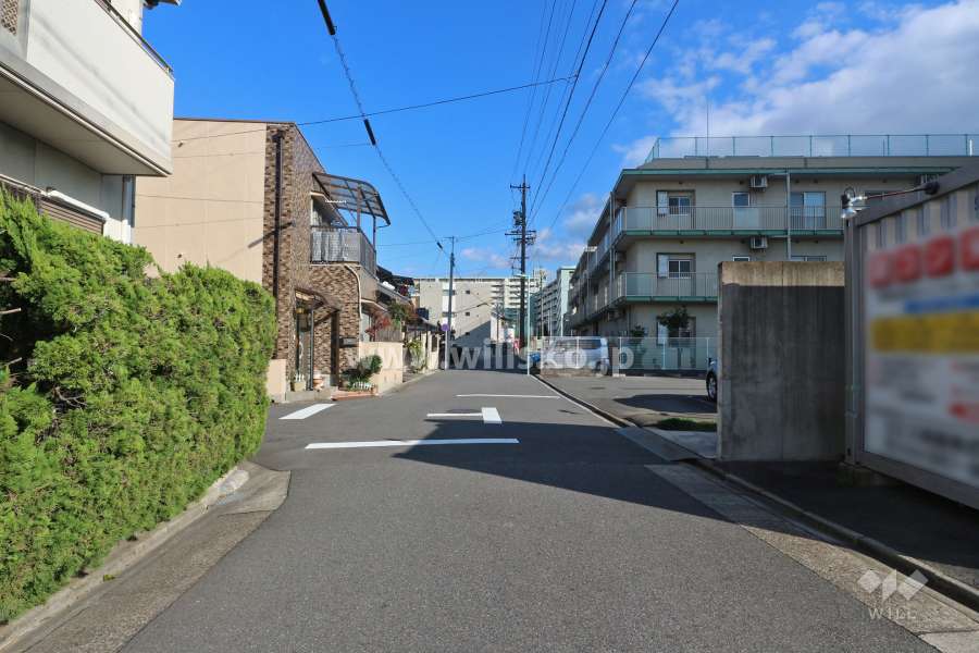 敷地北側の前面道路（西側から）