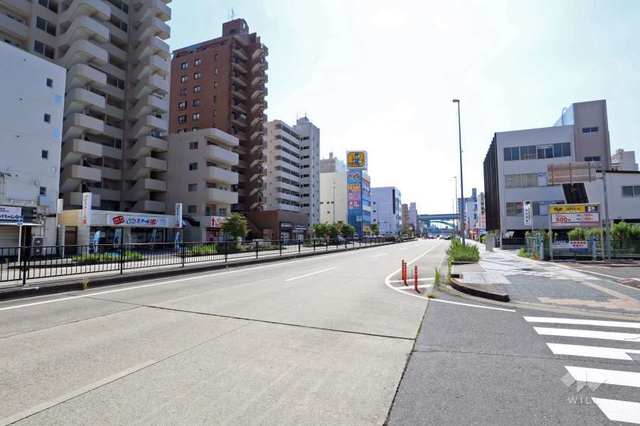 敷地南側の前面道路（東側から）