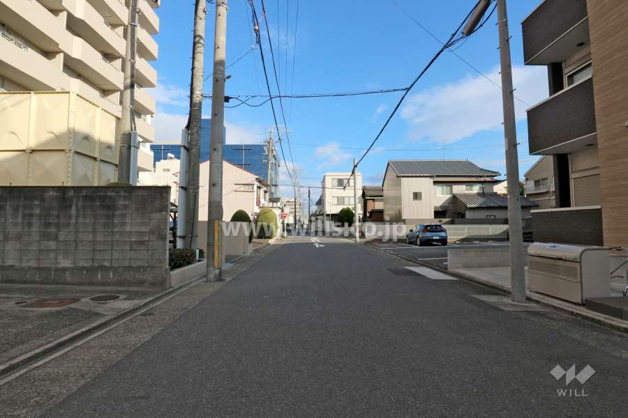 敷地南側の前面道路（西側から）