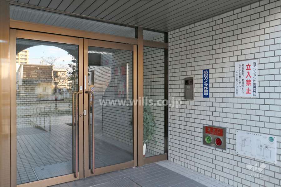 エントランスはオートロック付きです。