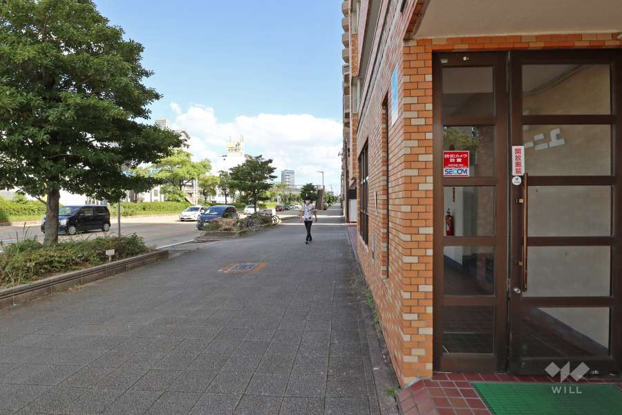 敷地北東側の前面道路（北西側から）