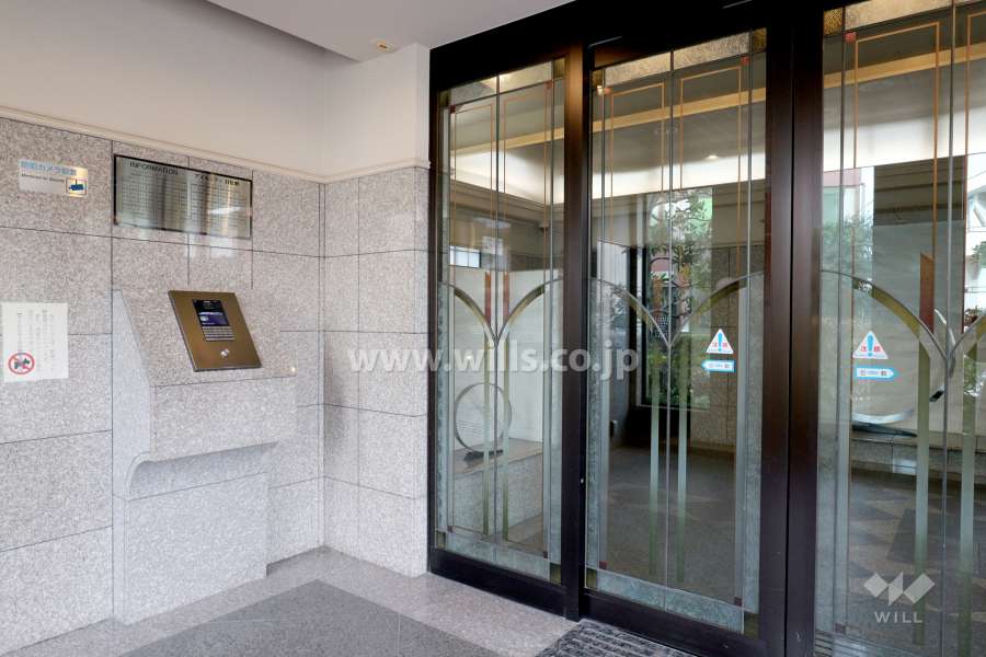 エントランスはオートロック付きです。