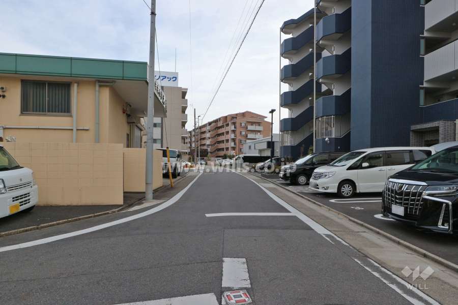 敷地北東側の前面道路（北西側から）