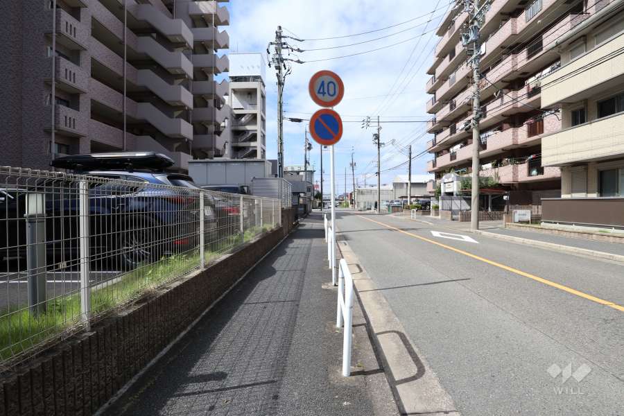 敷地北側の前面道路（東側から）