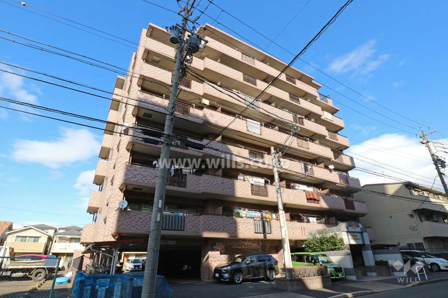 宝マンション六番町第5の外観（南西側から）