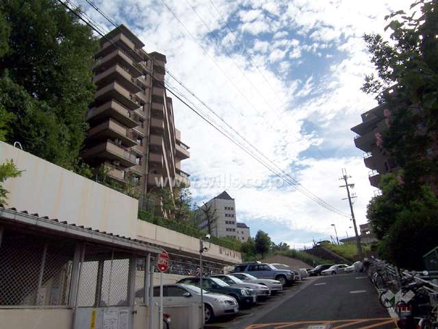 マンション内へは西側の道路から入ります。