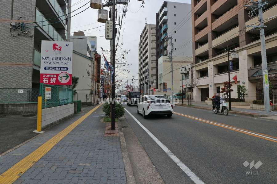 敷地南側の前面道路（東側から）