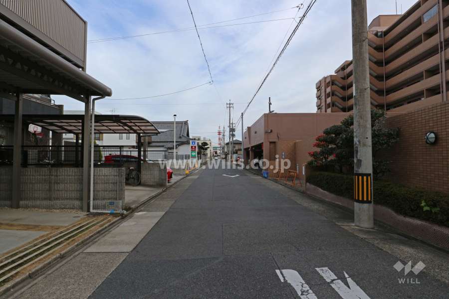 敷地北側の前面道路（東側から）