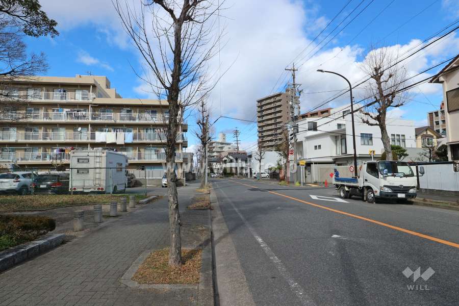 敷地南東側の前面道路。敷地西方約25mの場所を一級河川堀川が流れています。