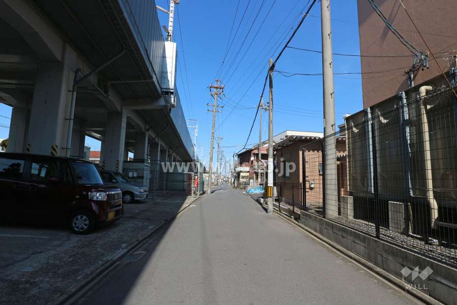 敷地西側の前面道路