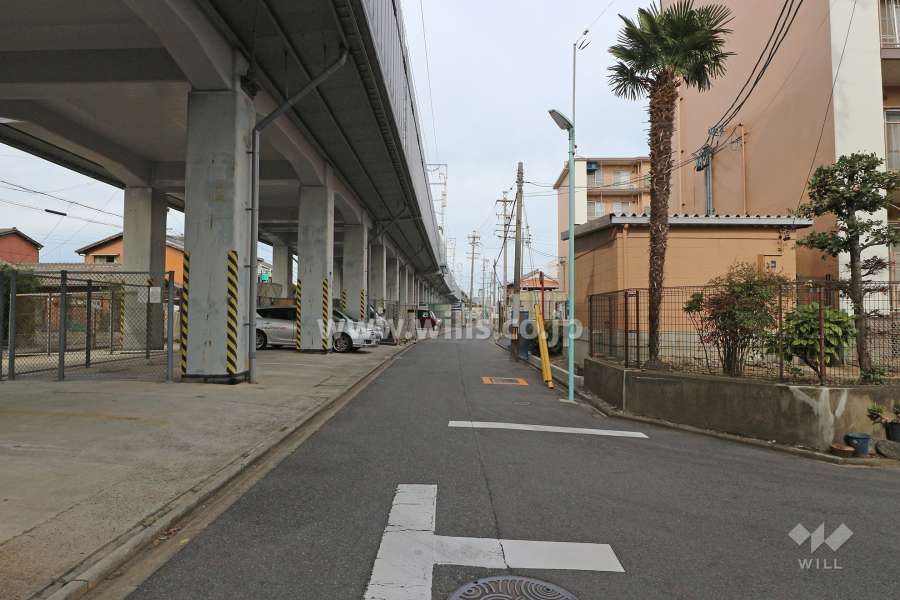 敷地西側の前面道路