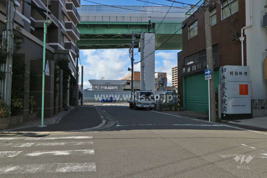 敷地北側の前面道路（東側から）