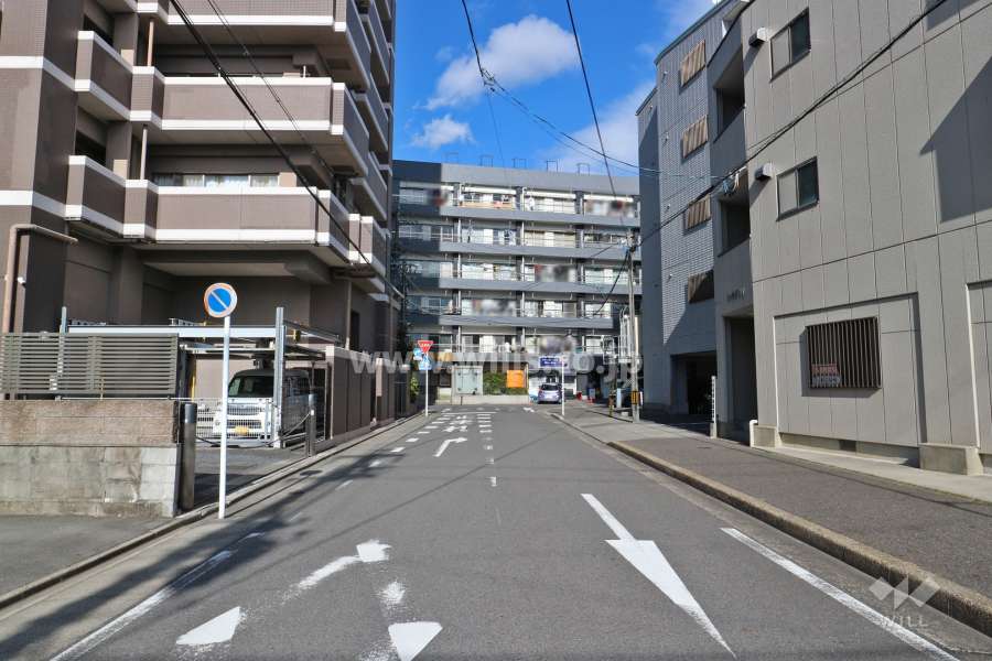 敷地東側の前面道路（南側から）