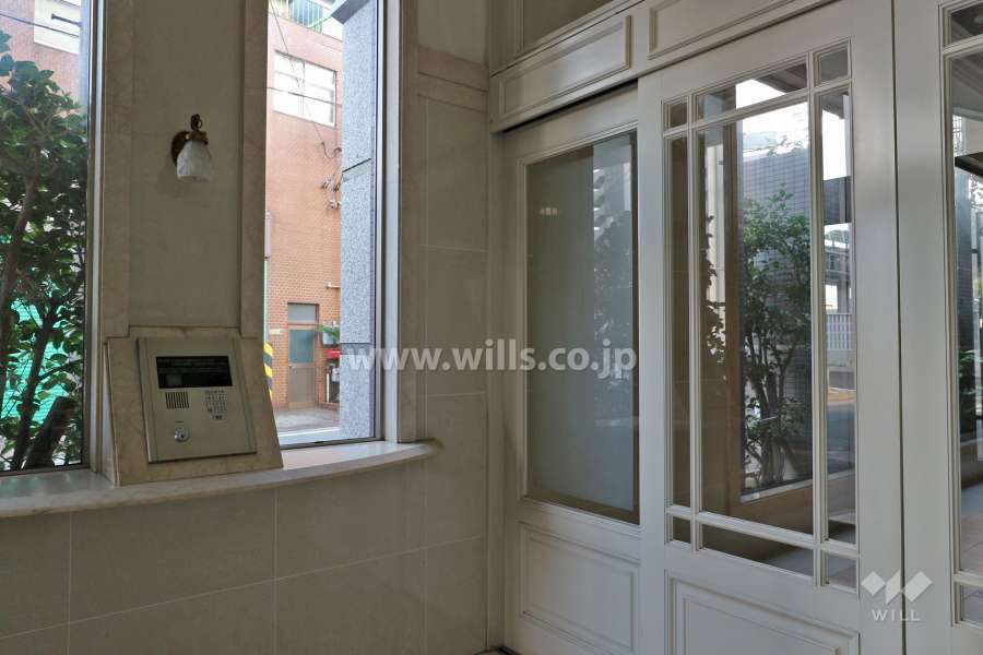 エントランスはオートロック付きです。