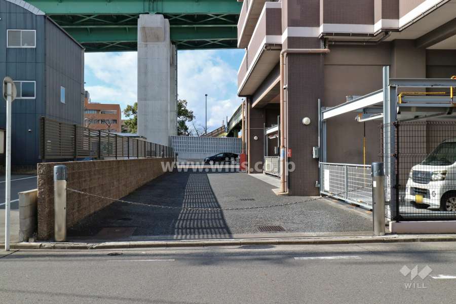 駐車場出入り口（ゲート付き）