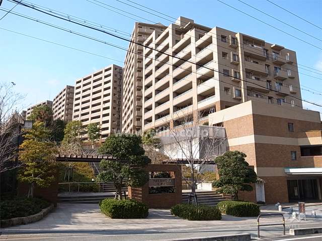 フォレストシティ千里丘の外観（南東側から）　※手前がウイングコートA棟