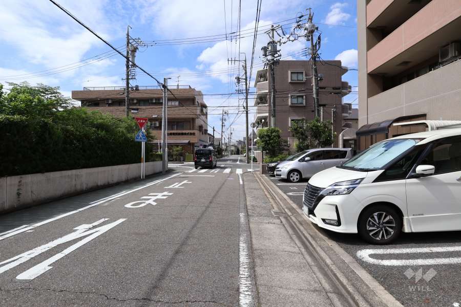 敷地南側の前面道路（東側から）