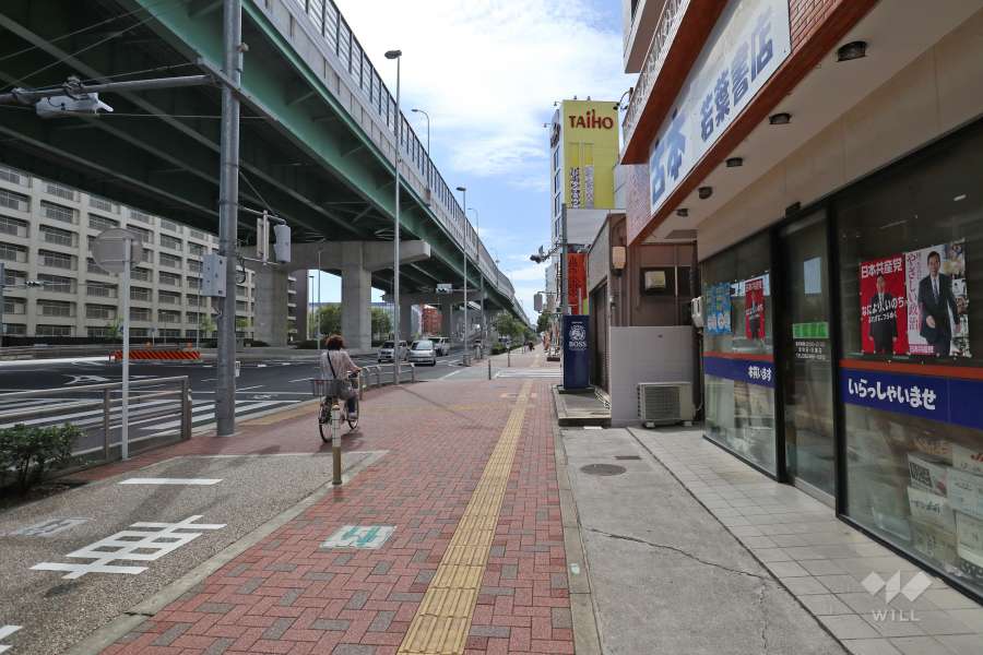 敷地東側の前面道路（南側から）