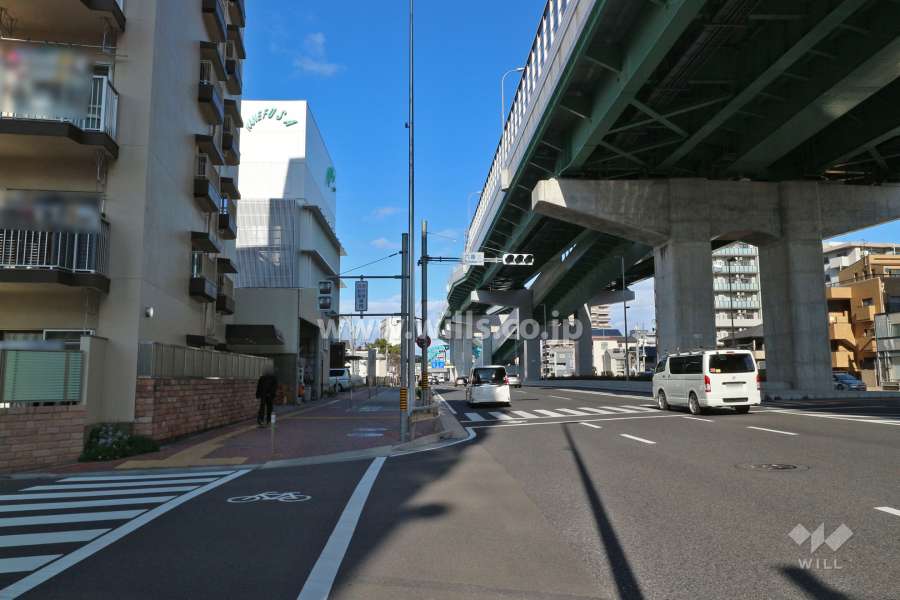 敷地東側は名古屋高速4号東海線に面しています。