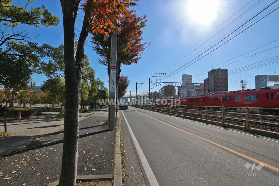 敷地南西側の前面道路（北西側から)