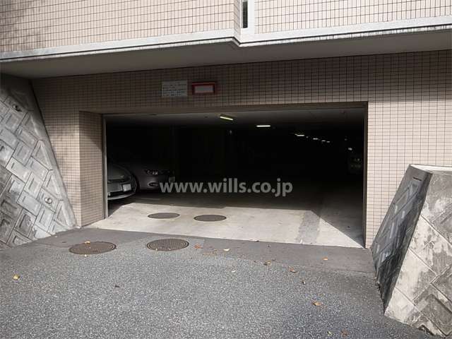 地階にある敷地内駐車場