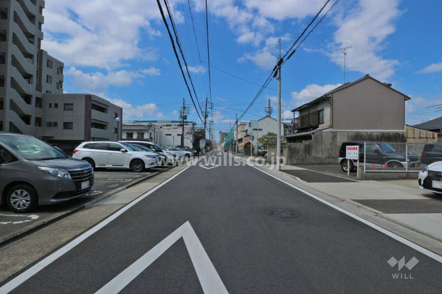 敷地北側の前面道路（東側から）