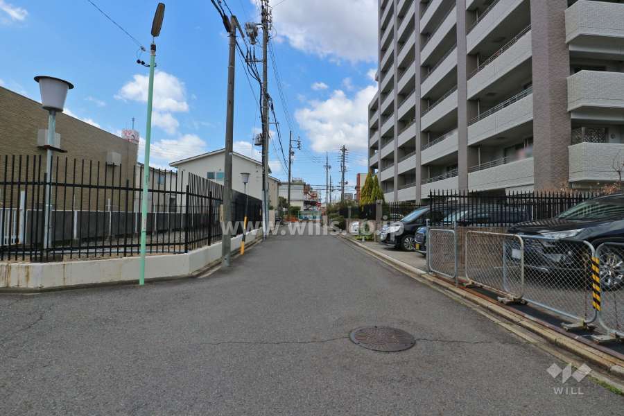 敷地南側の前面道路（東側から）