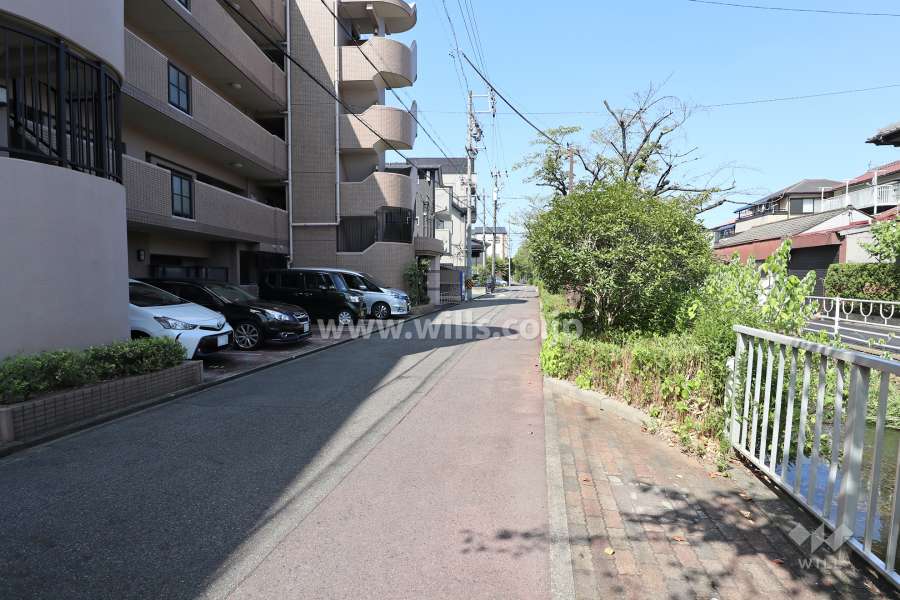 敷地北側の前面道路