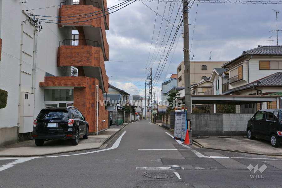 敷地北側の前面道路（東側から）
